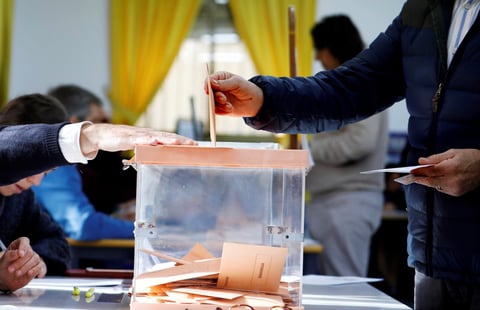 A media jornada, la participación electoral era baja.