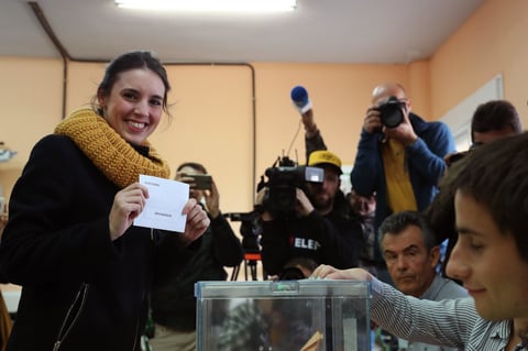 La dirigente de Unidas Podemos, Irene Montero, deposita su voto.