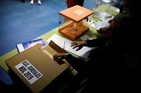 Los votantes eligen los 350 diputados del Congreso y 208 miembros del Senado, ya que el resto de representantes de la Cámara Alta (57) son designados por los parlamentos regionales.