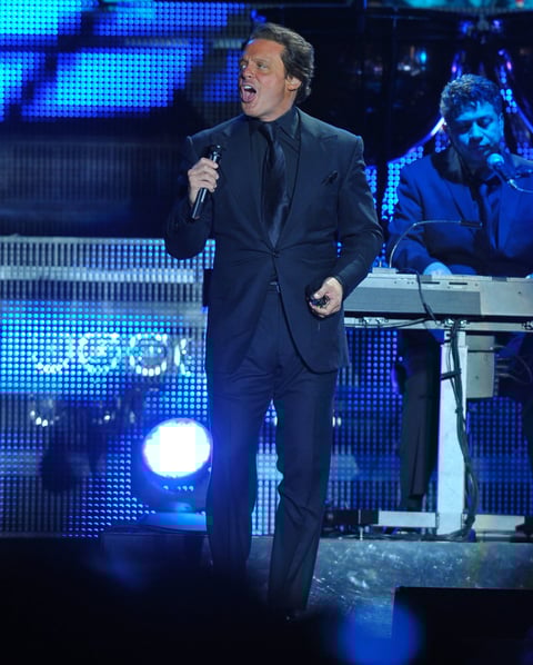 Luis Miguel se presentó el 4 de abril de 2011 en el Estadio Corona ante cerca de 17 mil laguneros. Con Te propongo esta noche arrancó la velada. Luego continuó con Suave, de su disco Aries, y Con tus besos, de su placa 33.