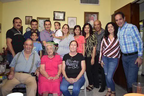 10112019 EN FAMILIA.  Conviven en la casa de la familia Amozurrutia Carson.