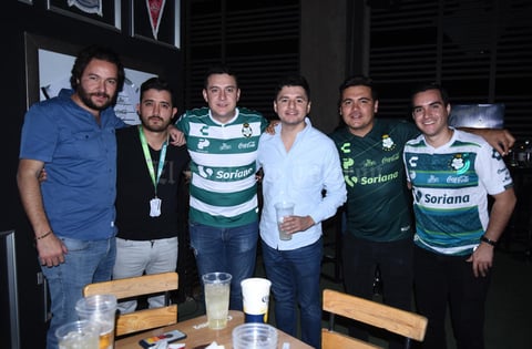 11112019 Contentos por los logros de su equipo.