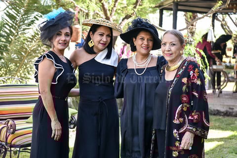 09112019 CUMPLEAñOS.  Liliana Guerrero acompañada por su mamá Elva Méndez, y sus hermanas, Layla y Elva.
