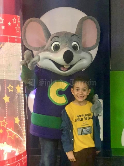 09112019 APAGA SIETE VELITAS.  Julio Flores Quistian celebró su cumple en compañía de sus papás Julio y Libia.