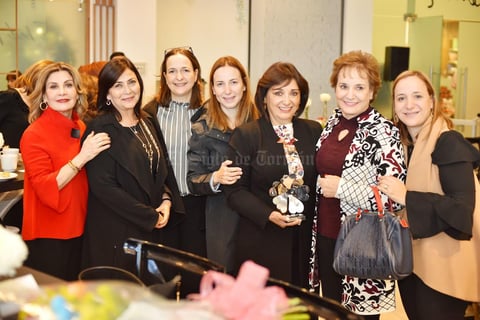 Invitadas y galardonadas posaron para la fotografía del recuerdo.