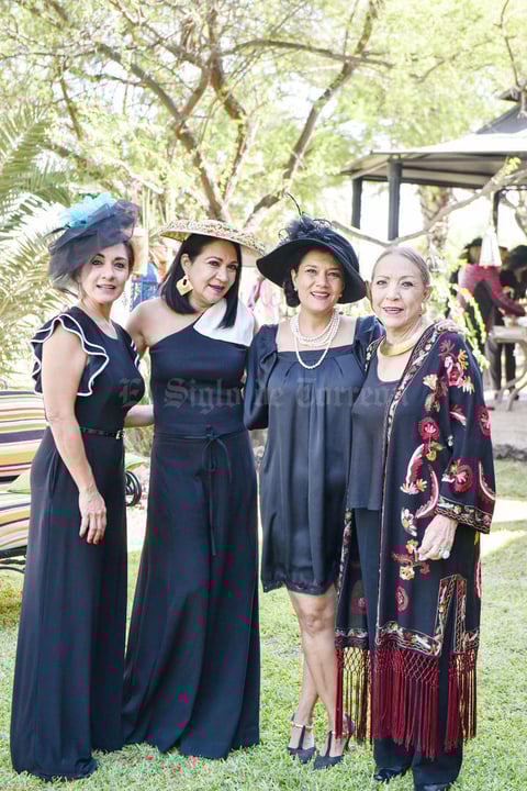 Acompañada de su mama Elva Mendez y sus hermanas Layla y Elva.
