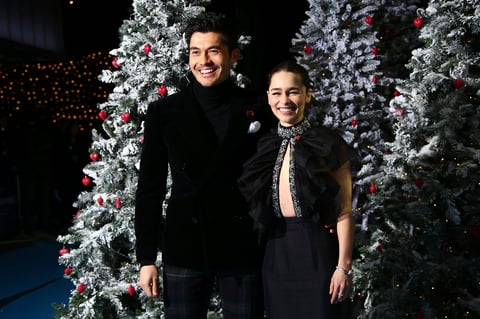 Henry Golding y Emilia Clarke.