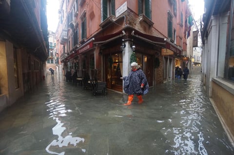 El fenómeno del 'agua alta' en Venecia, la subida de las mareas, alcanzó a las 22:50 (20:50 GMT) de ayer martes los 187 centímetros tras el récord de 194 centímetros que se alcanzó en la inundación de 1966, pero esta vez acompañado con vientos de hasta 100 kilómetros por hora.