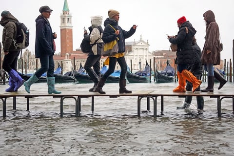 El fenómeno del 'agua alta' en Venecia, la subida de las mareas, alcanzó a las 22:50 (20:50 GMT) de ayer martes los 187 centímetros tras el récord de 194 centímetros que se alcanzó en la inundación de 1966, pero esta vez acompañado con vientos de hasta 100 kilómetros por hora.
