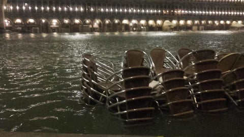 Las sirenas que anuncian las subidas de la marea sonaron hasta tres veces durante la noche .
