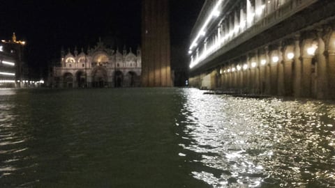 Las sirenas que anuncian las subidas de la marea sonaron hasta tres veces durante la noche.