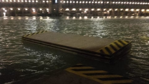 Las sirenas que anuncian las subidas de la marea sonaron hasta tres veces durante la noche.