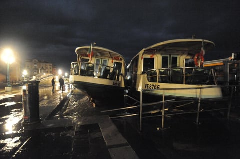 Góndolas y lanchas arrancadas de los amarres y empujadas hacia las costas, cinco 'vaporetti', el transporte marítimo público, hundidos o a la deriva, así como totalmente inundadas las tiendas, restaurantes y hoteles de la ciudad.