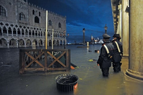 También se ha producido una víctima, un hombre de 78 años que se electrocutó en la isla de Pellestrina, al sur de Venecia debido a un cortocircuito cuando intentaba bombear el agua de su casa.
