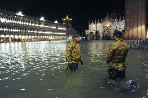También se ha producido una víctima, un hombre de 78 años que se electrocutó en la isla de Pellestrina, al sur de Venecia debido a un cortocircuito cuando intentaba bombear el agua de su casa.