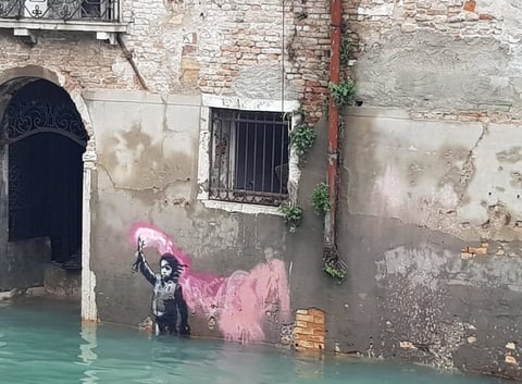 Una de las imágenes de la difícil situación en la que se encuentran los residentes es la del agua que sale a borbotones desde las tomas de corriente de las casas, lo que impide el uso de aparatos para bombear.