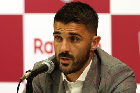 'Siempre me he dicho a mí mismo que prefiero dejar yo el fútbol antes de que el fútbol me deje a mí', dijo Villa en una rueda de prensa convocada en Kobe (oeste de Japón), donde también afirmó que se trata 'de una decisión muy meditada'.