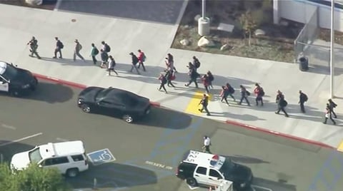 El trágico hecho ocurrió en la escuela secundaria Saugus High School.
