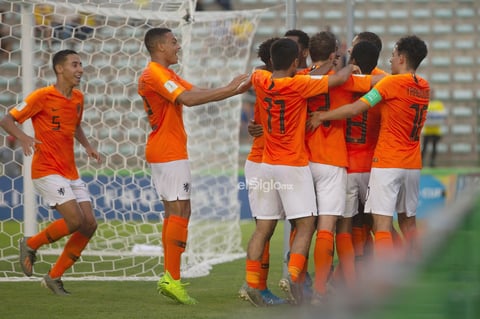 México - Paises Bajos


AME4761. BRASILIA (BRASIL), 14/11/2019.- Jugadores de Países Bajos celebran un gol este jueves en el partido de las semifinales de la Copa Mundial Sub-17 entre México y Países Bajos en el estadio Bezerrao en la ciudad de Gama, cerca a Brasilia (Brasil). EFE/Joédson Alves

DEP Fútbol Brasilia BRASILIA BRASIL FÚTBOL MUNDIAL SUB17 Brasil