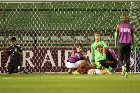 México - Paises Bajos


AME4761. BRASILIA (BRASIL), 14/11/2019.- El jugador de México Josue Martínez (i) reza tras ganar en la serie de penaltis frente a jugadores de Países Bajos este jueves en un partido de las semifinales de la Copa Mundial Sub-17 entre México y Países Bajos en el estadio Bezerrao en la ciudad de Gama, cerca a Brasilia (Brasil). EFE/Joédson Alves

DEP Fútbol Brasilia BRASILIA BRASIL FÚTBOL MUNDIAL SUB17 Brasil