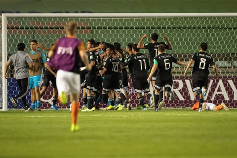 México - Paises Bajos


AME4796. BRASILIA (BRASIL), 14/11/2019.- Jugadores de México celebran este jueves tras ganar la serie de penaltis en un partido de las semifinales de la Copa Mundial Sub-17 entre México y Países Bajos en el estadio Bezerrao en la ciudad de Gama, cerca a Brasilia (Brasil). EFE/Joédson Alves

DEP Fútbol Brasilia BRASILIA BRASIL FÚTBOL MUNDIAL SUB17 Brasil