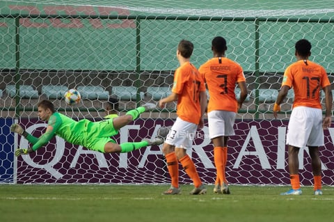 México - Paises Bajos


AME4761. BRASILIA (BRASIL), 14/11/2019.- El arquero de Países Bajos Calvin Raattsie (i) recibe un gol este jueves en el partido de las semifinales de la Copa Mundial Sub-17 entre México y Países Bajos en el estadio Bezerrao en la ciudad de Gama, cerca a Brasilia (Brasil). EFE/Joédson Alves

DEP Fútbol Brasilia BRASILIA BRASIL FÚTBOL MUNDIAL SUB17 Brasil