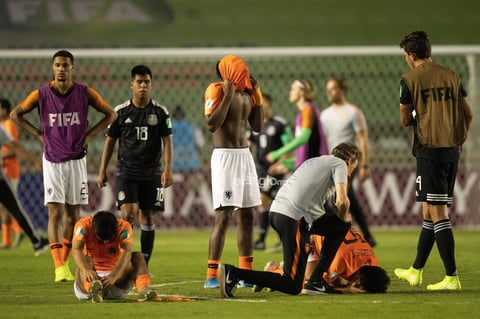 México - Paises Bajos


AME4805. BRASILIA (BRASIL), 14/11/2019.- Jugadores de Países Bajos se lamentan este jueves tras perder en la serie de penaltis en un partido de las semifinales de la Copa Mundial Sub-17 entre México y Países Bajos en el estadio Bezerrao en la ciudad de Gama, cerca a Brasilia (Brasil). EFE/Joédson Alves

DEP Fútbol Brasilia BRASILIA BRASIL FÚTBOL MUNDIAL SUB17 Brasil