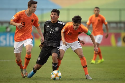 México - Paises Bajos


AME4769. BRASILIA (BRASIL), 14/11/2019.- El jugador México Bryan González (c) disputa un balón con Youri Regeer (i) y Mohamed Taabouni (d) de Países Bajos este jueves en el partido de las semifinales de la Copa Mundial Sub-17 entre México y Países Bajos en el estadio Bezerrao en la ciudad de Gama, cerca a Brasilia (Brasil). EFE/Joédson Alves

DEP Fútbol Brasilia BRASILIA BRASIL FÚTBOL MUNDIAL SUB17 Brasil