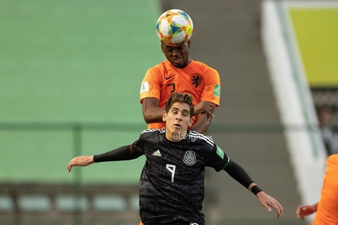 México - Paises Bajos


AME4761. BRASILIA (BRASIL), 14/11/2019.- El jugador México Santiago Muñoz (abajo) disputa un balón con Melayro Bogarde de Países Bajos este jueves en el partido de las semifinales de la Copa Mundial Sub-17 entre México y Países Bajos en el estadio Bezerrao en la ciudad de Gama, cerca a Brasilia (Brasil). EFE/Joédson Alves

DEP Fútbol Brasilia BRASILIA BRASIL FÚTBOL MUNDIAL SUB17 Brasil