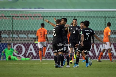 México - Paises Bajos


AME4761. BRASILIA (BRASIL), 14/11/2019.- Efraín Álvarez (c) de México celebra un gol este jueves en el partido de las semifinales de la Copa Mundial Sub-17 entre México y Países Bajos en el estadio Bezerrao en la ciudad de Gama, cerca a Brasilia (Brasil). EFE/Joédson Alves

DEP Fútbol Brasilia BRASILIA BRASIL FÚTBOL MUNDIAL SUB17 Brasil