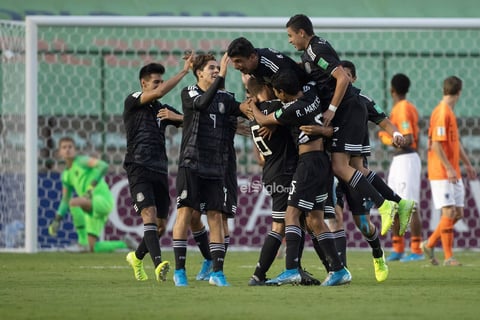 México - Paises Bajos


AME4772. BRASILIA (BRASIL), 14/11/2019.- Jugadores México celebran un gol Países Bajos este jueves en el partido de las semifinales de la Copa Mundial Sub-17 entre México y Países Bajos en el estadio Bezerrao en la ciudad de Gama, cerca a Brasilia (Brasil). EFE/Joédson Alves

DEP Fútbol Brasilia BRASILIA BRASIL FÚTBOL MUNDIAL SUB17 Brasil