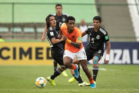 México - Paises Bajos


AME4755. BRASILIA (BRASIL), 14/11/2019.- El jugador México Víctor Guzmán (i) disputa un balón con Naci Unuvar (c) de Países Bajos este jueves en el partido de las semifinales de la Copa Mundial Sub-17 entre México y Países Bajos en el estadio Bezerrao en la ciudad de Gama, cerca a Brasilia (Brasil). EFE/Joédson Alves

DEP Fútbol Brasilia BRASILIA BRASIL FÚTBOL MUNDIAL SUB17 Brasil