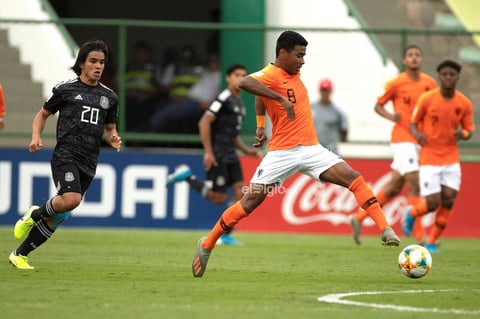 México - Paises Bajos


AME4745. BRASILIA (BRASIL), 14/11/2019.- El jugador México Bruce El-Mesmari (i) disputa un balón con Ian Maatsen de Países Bajos este jueves en el partido de las semifinales de la Copa Mundial Sub-17 entre México y Países Bajos en el estadio Bezerrao en la ciudad de Gama, cerca a Brasilia (Brasil). EFE/Joédson Alves

DEP Fútbol Brasilia BRASILIA BRASIL FÚTBOL MUNDIAL SUB17 Brasil