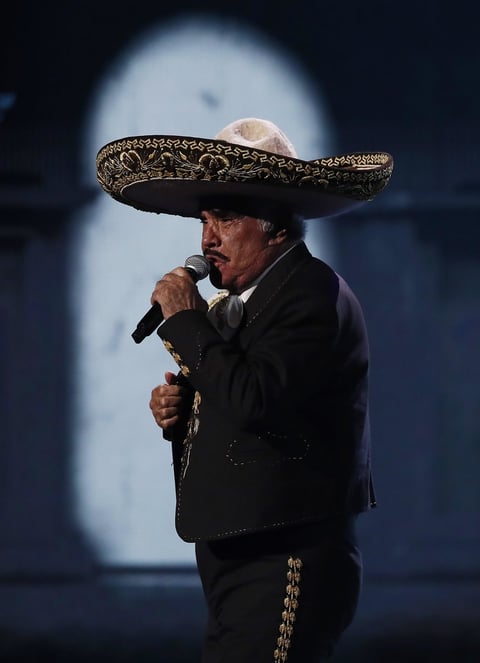 El momento más emocionante fue la aparición de Vicente, que puso en pie a la audiencia congregada en Las Vegas (EE.UU.), entre la que se encontraban las figuras más importantes de la música latina como Alejandro Sanz, Juanes y Juan Luis Guerra.