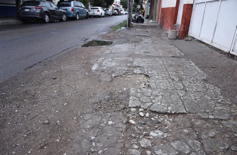 En malas condiciones. Algunas banquetas se encuentran en tal estado, que los transeúntes prefieren bajar de la misma para circular a la par de los vehículos, pese al riesgo que representa.