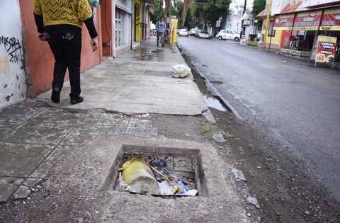 Deficientes. Es para los peatones todo un riesgo circular por esta vialidad, con un registro en malas condiciones y con acumulación de basura.