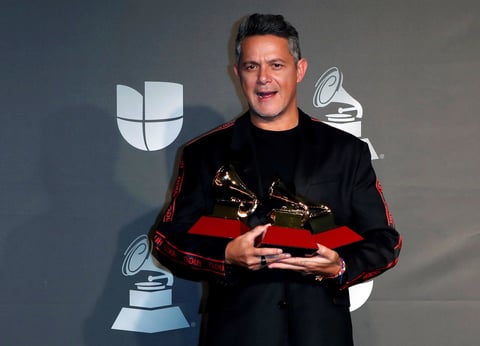 También con tres premios se situó su compatriota Alejandro Sanz, que se anotó los Latin Grammy a Grabación del año y Mejor canción pop por 'Mi persona favorita' (con Camila Cabello), y también el de Mejor vídeo musical versión larga por 'Lo que fui es lo que soy'.