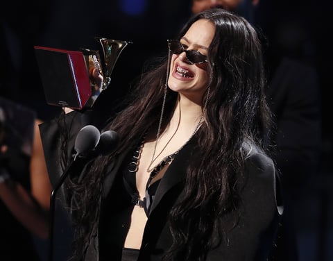 Rosalía se llevó solo un Latin Grammy en la pregala, al Mejor álbum vocal pop contemporáneo por 'El mal querer', pero este disco de la española se hizo con otros dos premios no directamente relacionados con ella: Mejor diseño de empaque (Man Mourentan y Tamara Pérez) y Mejor ingeniería de grabación para un álbum (El Guincho, Brian Hernández, Jaycen Joshua y Chris Athens).