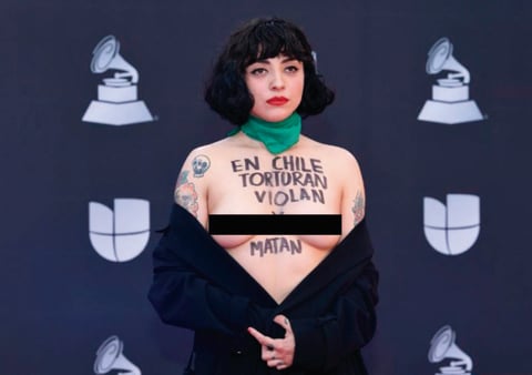 Laferte, quien llevaba una gabardina negra, desnudó su torso por completo frente a las cámaras para mostrar un mensaje que llevaba escrito en el pecho: “En Chile torturan, violan y matan”. Llevaba un pañuelo verde (como los que se han usado en las protestas proaborto) atado al cuello.