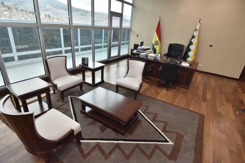 En sus instalaciones funcionan ministerios como Presidencia, Comunicación, Culturas y Energías, además de ser escenario para la promulgación de leyes o las comparecencias de Morales, sus ministros o dirigentes sindicales afines.
