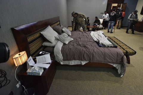 El recorrido prosiguió con el dormitorio que utilizaba Evo Morales, con una cama de madera adornada con motivos indígenas.