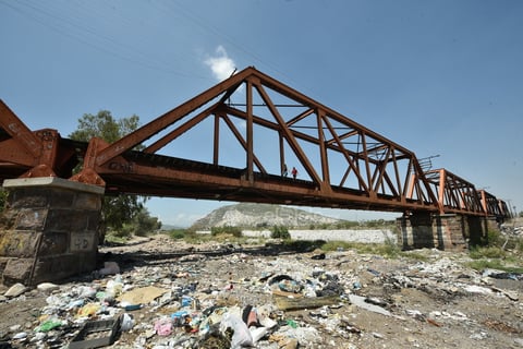 Históricos. El primero de los puentes, el Puente Negro, sigue en pie y pese a que por ahí circula el ferrocarril, algunas personas lo utilizan todos los días a pie para poder realizar sus actividades diarias.