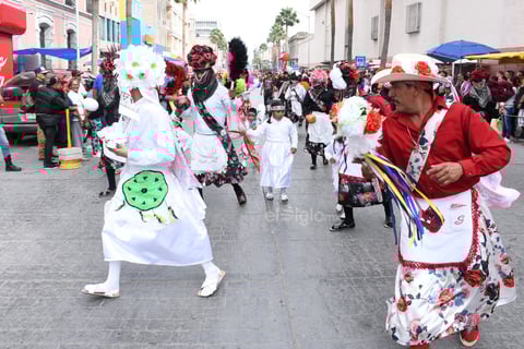 Danzantes de todos los colores fueron llegando a la iglesia.
