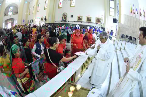 El sacerdote les fue entregado el certificado a los fieles.