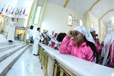 Otros danzantes aprovecharon para atender a los servicios religiosos.