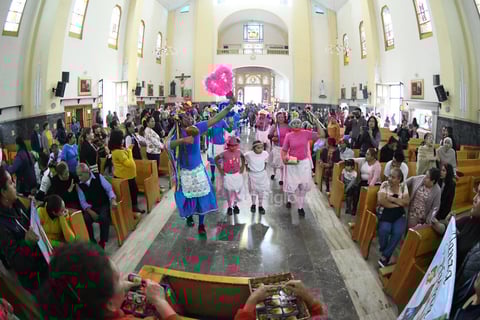 Los danzantes al interior.
