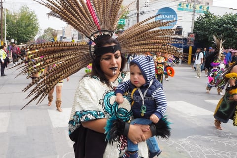 De generaciones. Menores de edad en brazos, niños, jóvenes, adultos y personas de la tercera edad acudieron al tradicional recorrido de la avenida Juárez hacia la iglesia, a pesar del clima fresco que se ha registrado en las mañanas.