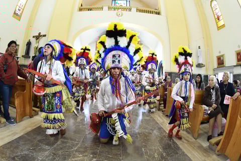 Veneran. Los danzantes devotos a la Virgen de Guadalupe se reúnen desde meses antes para ensayar los pasos y demostrar su fe y convicción hacia ella.