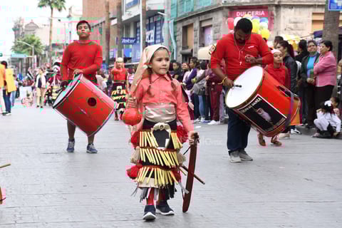 Nuevos pasos. Desde muy corta edad, algunos niños aprenden los pasos del ritual para formar parte del peregrinaje con la vestimenta típica que caracteriza a los danzantes.