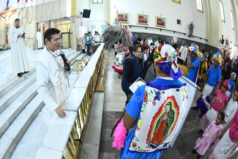 Los reciben. El párroco les dio la bienvenida a la altura del altar a cada una de las danzas que se presentaron el día de ayer para ser bendecidas. Asimismo, aprovechó para mandar un mensaje de respeto a la vida, en un momento en el que debe predominar la gracia sobre el pecado. Hizo un llamado para promover la paz, la justicia y el amor.